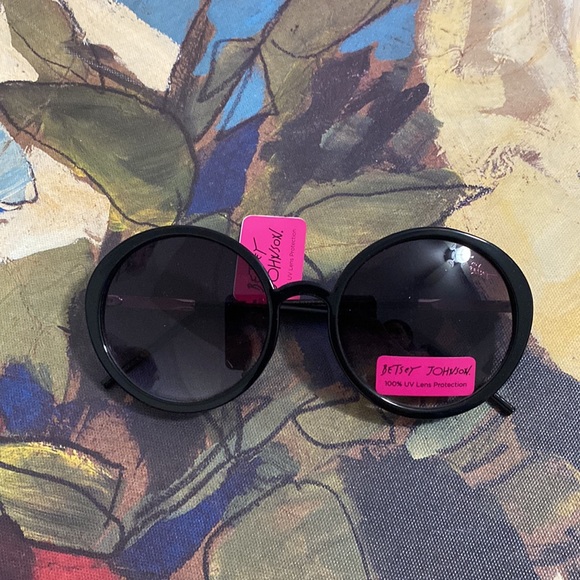 Betsey Johnson Sunglasses - Picture 5 of 5